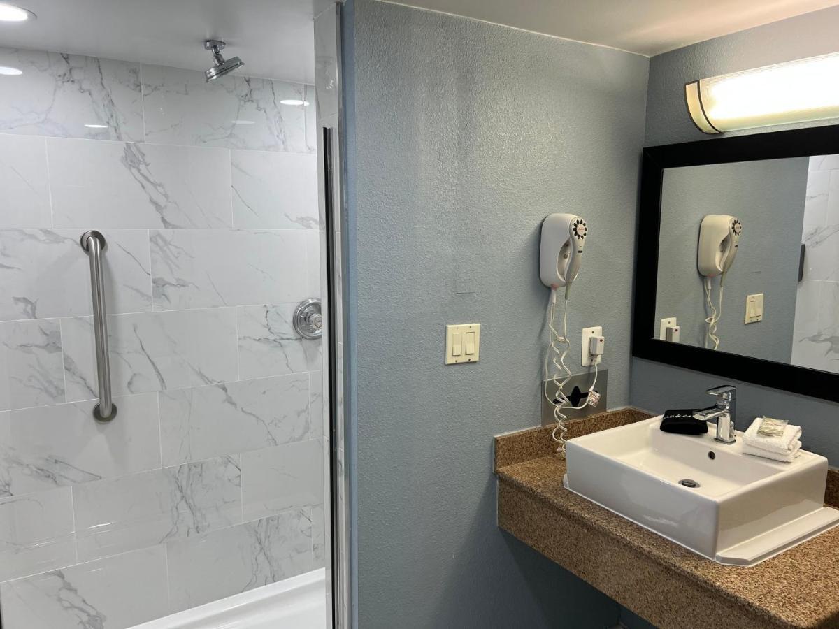 Red Roof Inn & Suites Mt Holly - Mcguire Afb Westampton Εξωτερικό φωτογραφία